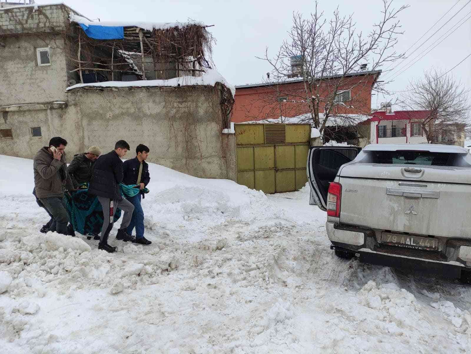 Karda kayarak ayağını kıran yaşlı kadının imdadına orman işletme yetişti