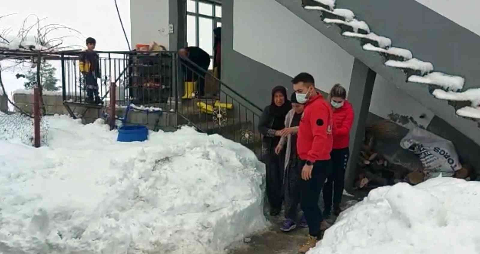 Köydeki hastayı  UMKE ekipleri, kapalı köy yolunu aşarak kurtardı