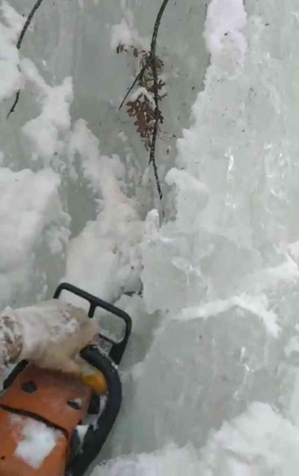 5 metrelik buz kütlesini işçiler motorlu testereyle kesti