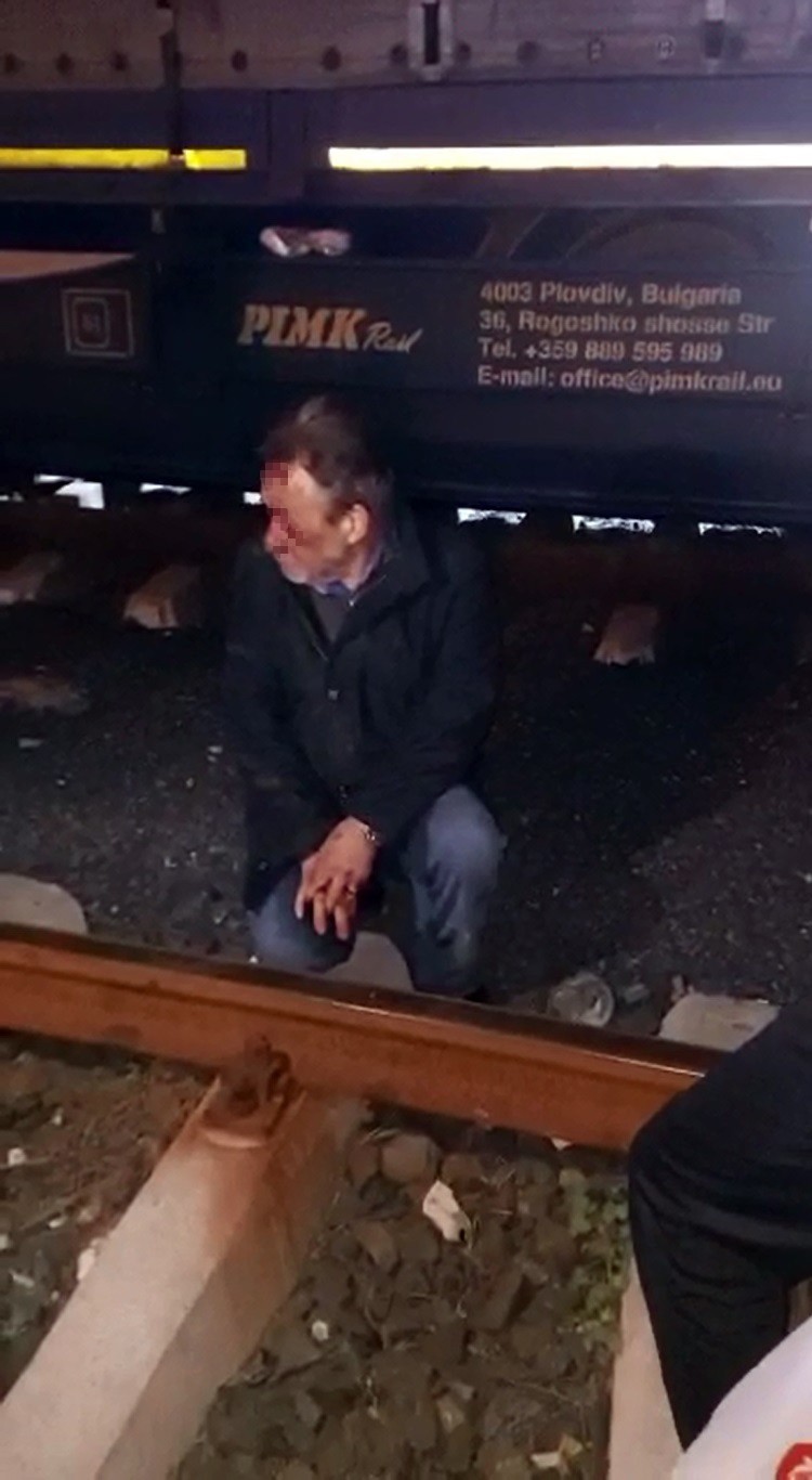 Yük treninin çarptığı şahıs yaralandı