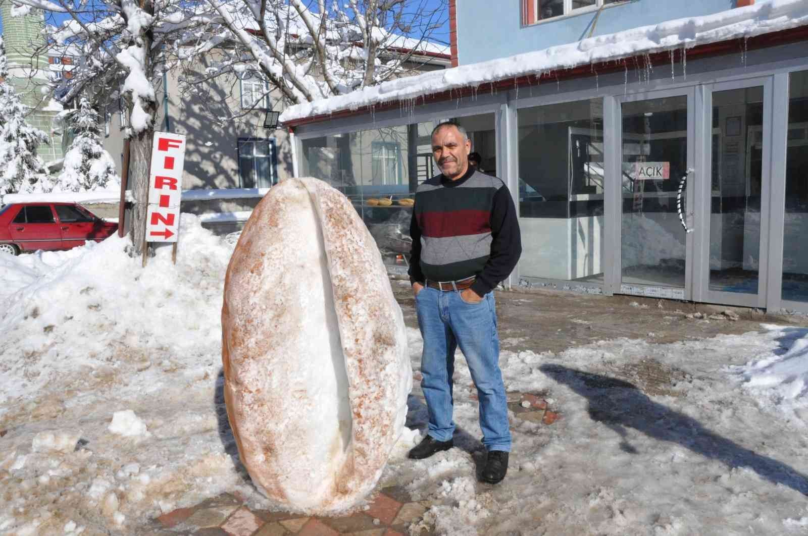 30 yıllık fırıncı kardan taş fırın ekmeği yaptı