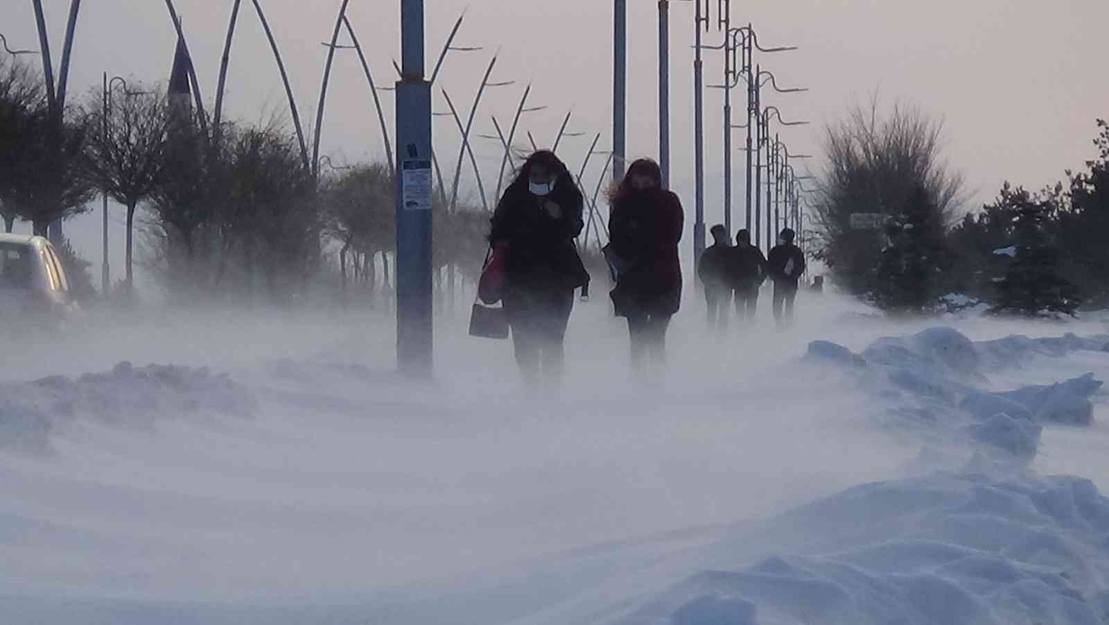 Kars’ta 24 köy yolu ulaşıma kapalı #kars