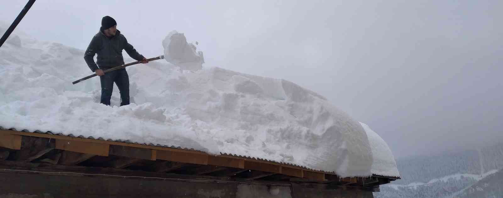 Vatandaşlar evlerinin çatılarındaki kar kütlelerini temizlemeye çalışıyor #kastamonu