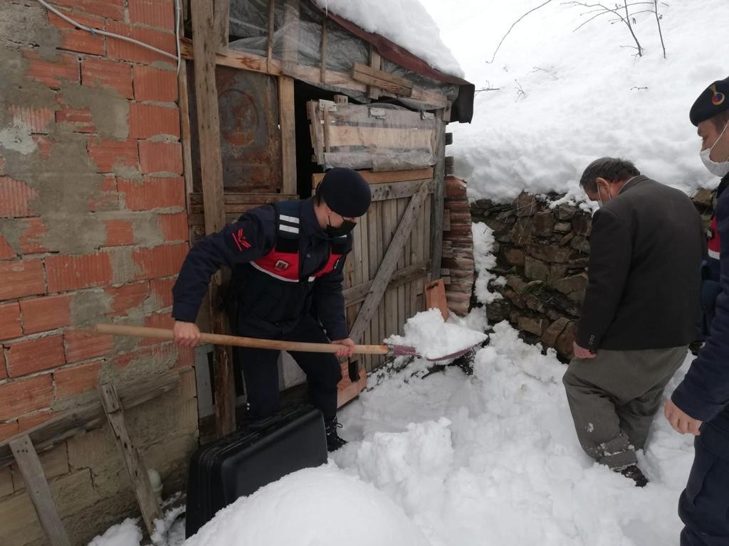 Köyüne gidemeyen vatandaşa jandarmadan yardım eli