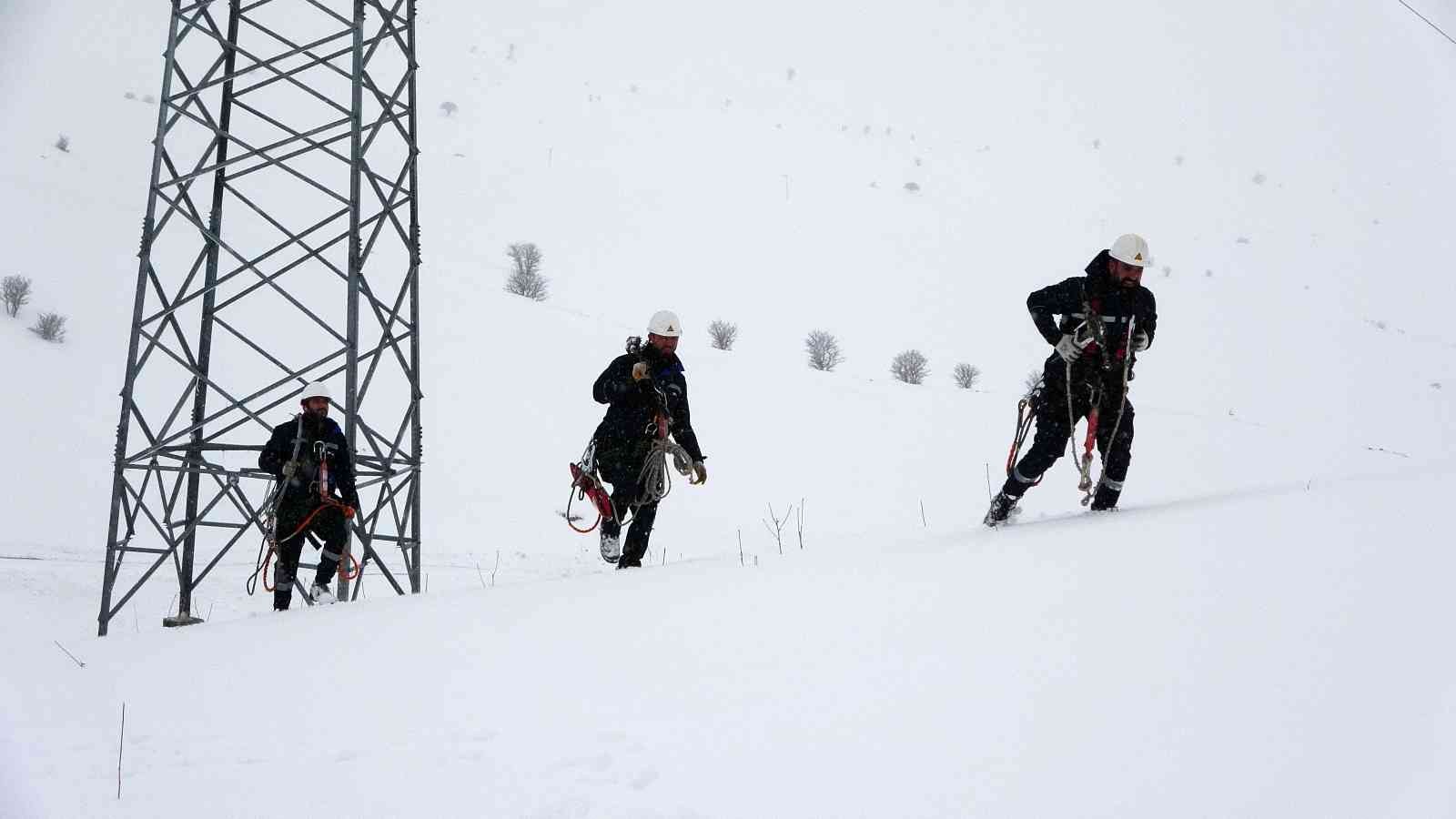 VEDAŞ ekiplerinin 2 metrelik karda zorlu kış mesaisi #mus