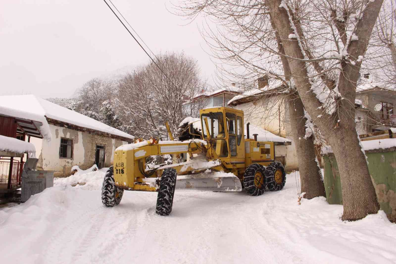 Büyükşehir ekiplerinin karla mücadelesi sürüyor