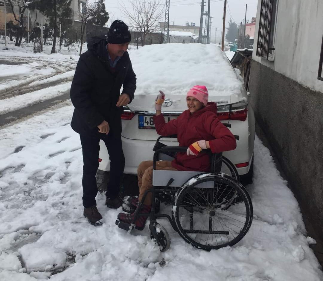 Engelli kızıyla kartopu oynayan baba yürekleri ısıttı #kahramanmaras