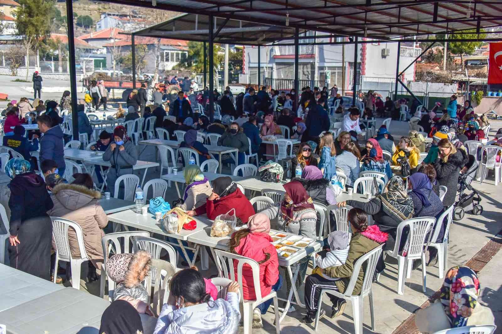 Aliağa Helvacı’da askere gidecek gençler için uğurlama yemeği