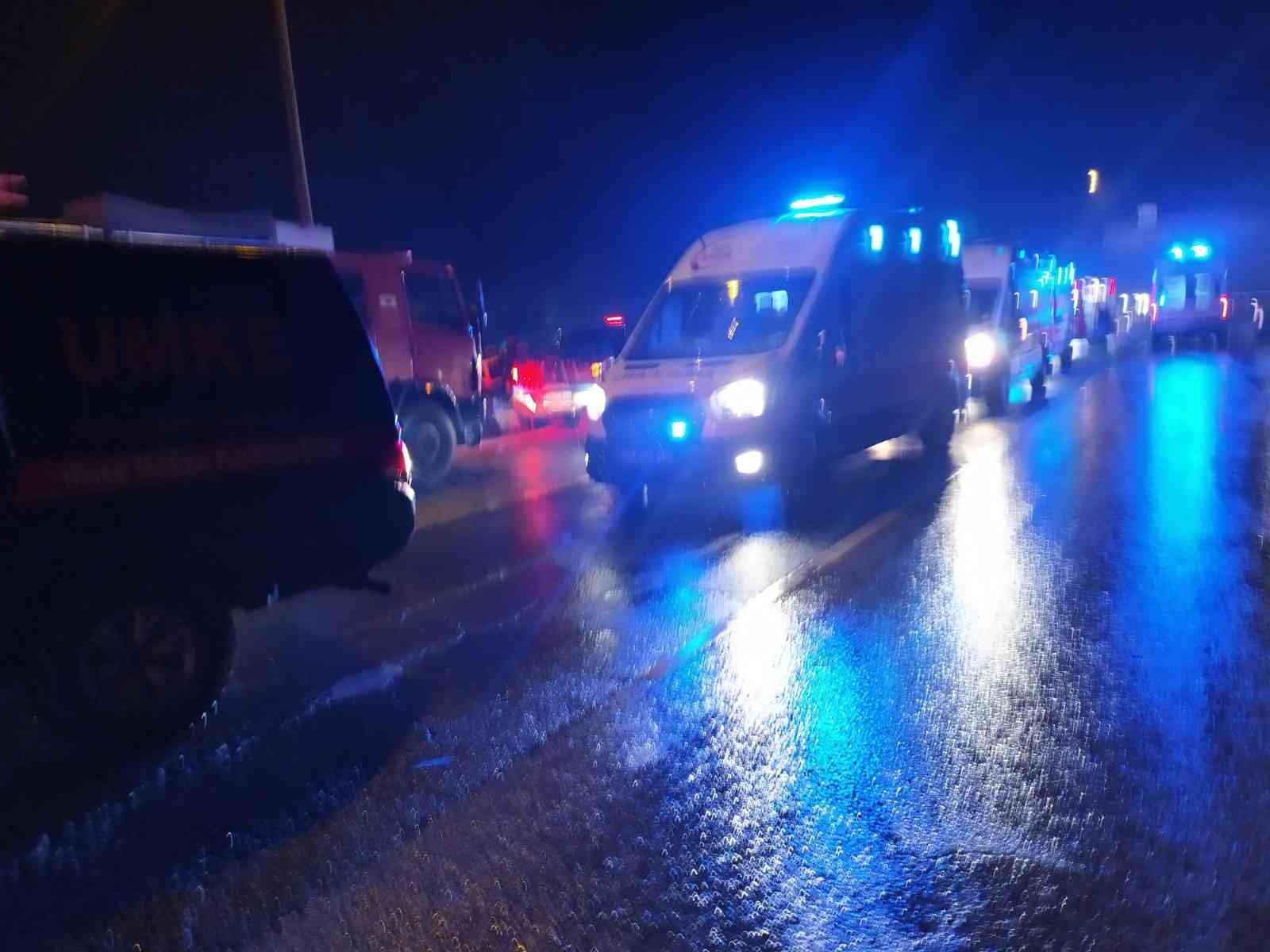 Adana Gaziantep otoyolu Nurdağı gişelerinde yolcu otobüsü şarampole yuvarlandı.  Kazada en az 20-25 kişi yaralandı.  Olay yerine çok sayıda polis, sağlık, İtfaiye ve Umke ekibi sevk edildi.