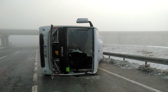 Buzlanma nedeniyle minibüs yan yattı, 10 polis yaralandı
