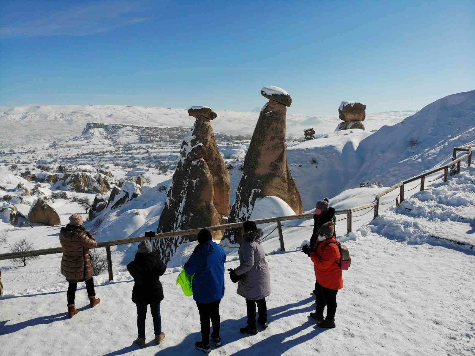 Kar yağışı Kapadokya’da kartpostallık görüntüler oluşturdu