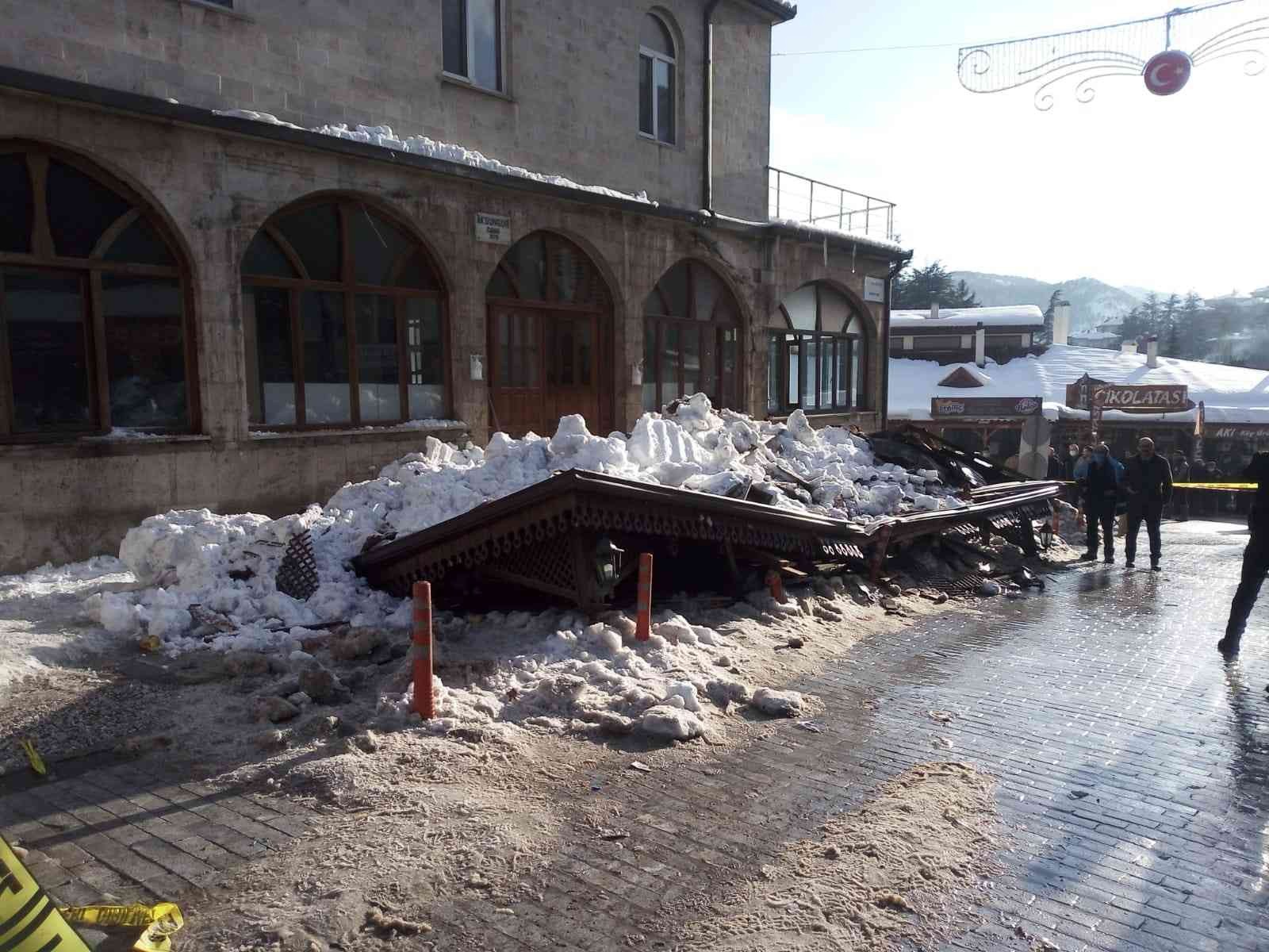 Üzerinde kar biriken caminin sundurması cemaatin üzerine düştü: 5 yaralı #bolu
