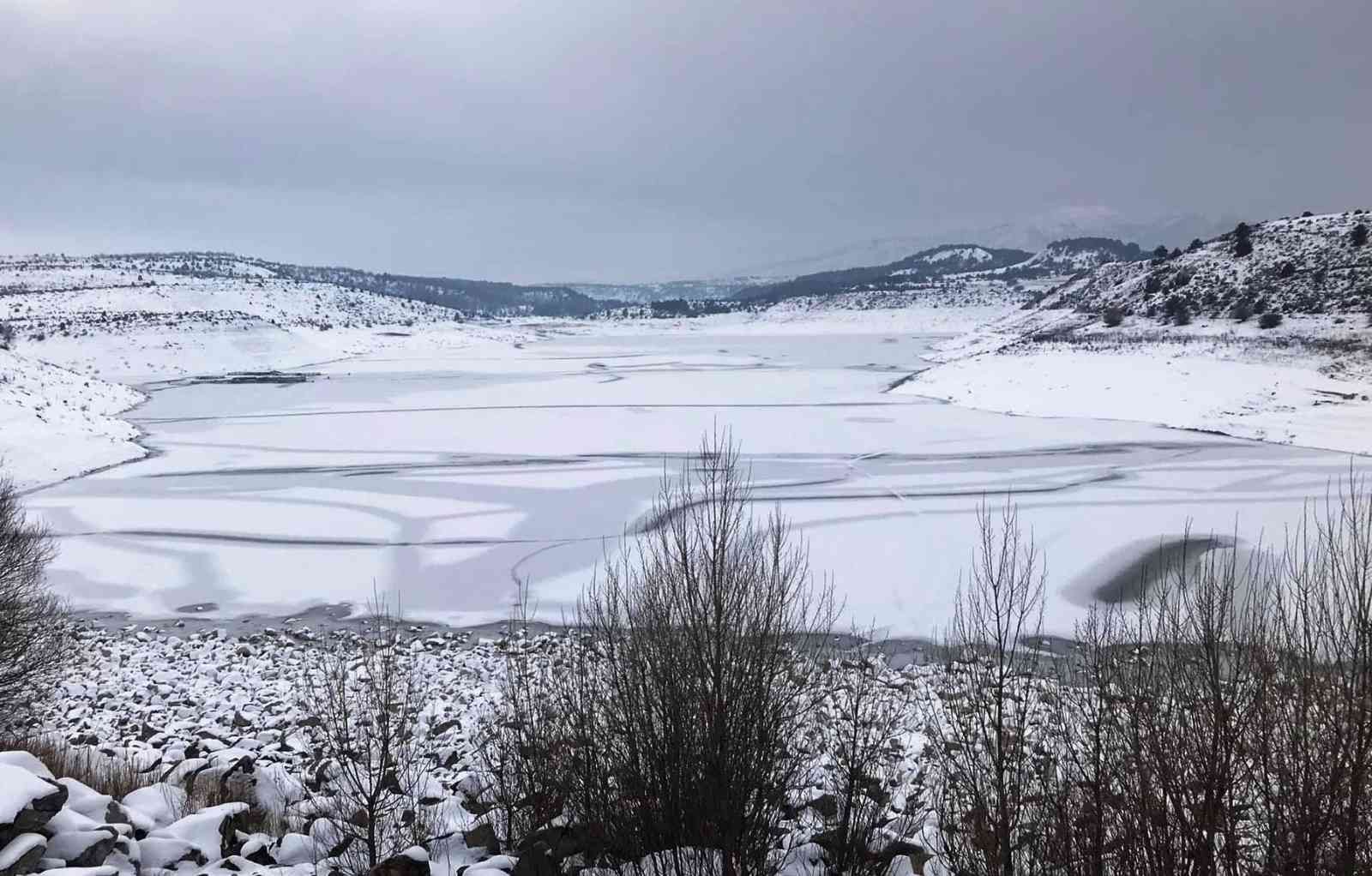 Çavdarhisar’daki göletin yüzeyi buz tuttu #kutahya