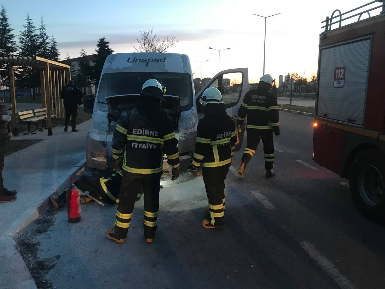 Edirne’de park halindeki kargo aracı yandı #edirne