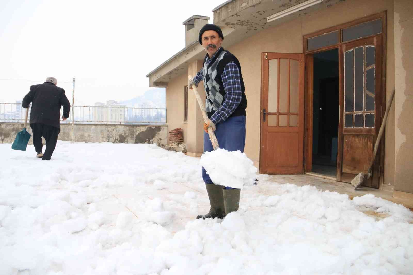 Gündelik işçiler kar mesaisinde #kahramanmaras