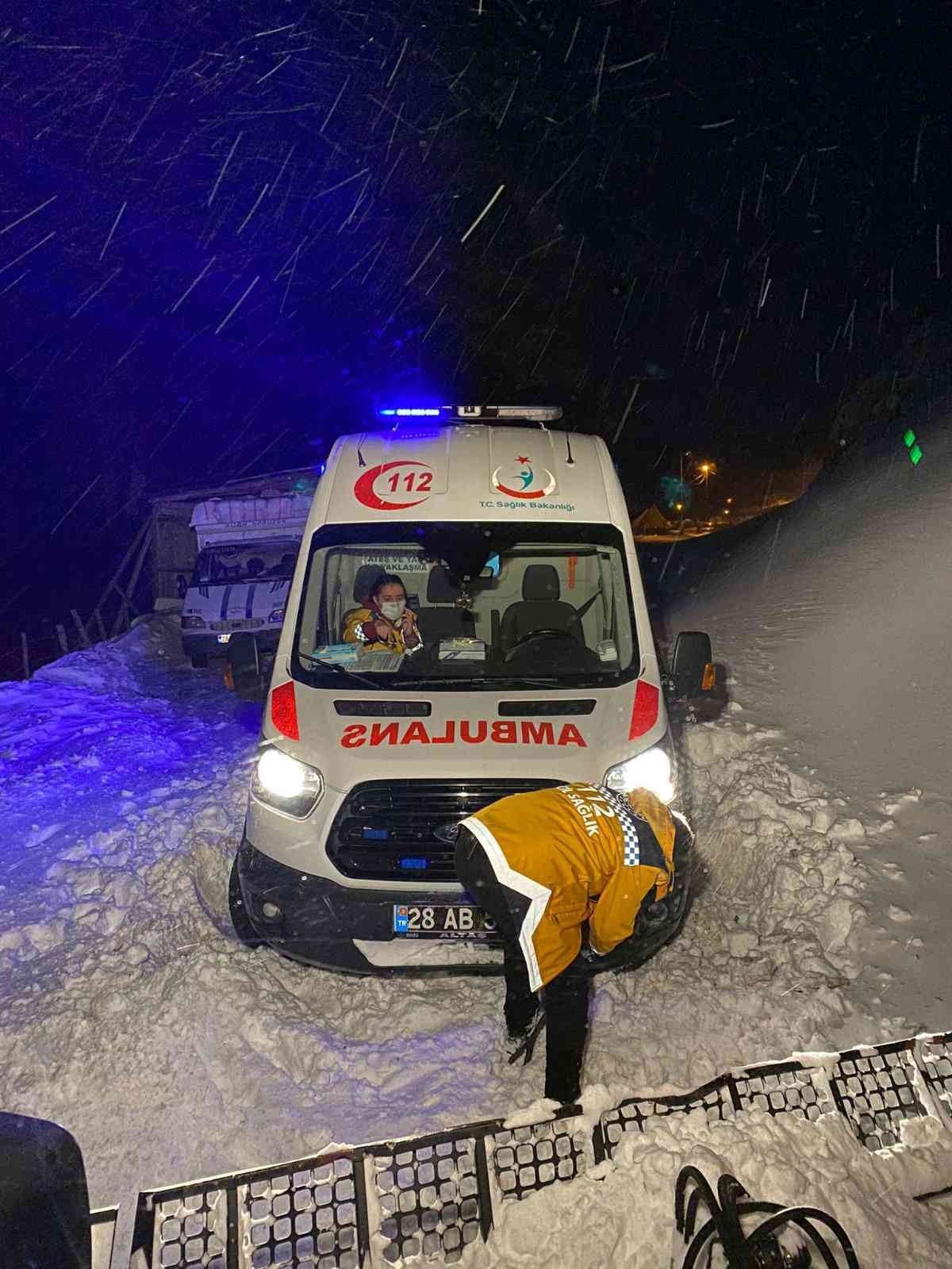 Yolda kalan ambulansın imdadına otel çalışanları yetişti #giresun