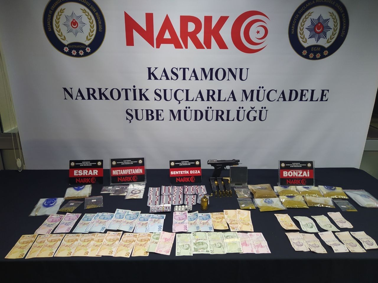 Çok sayıda uyuşturucu maddeyle yakalanan 2 şüpheli tutuklandı #kastamonu