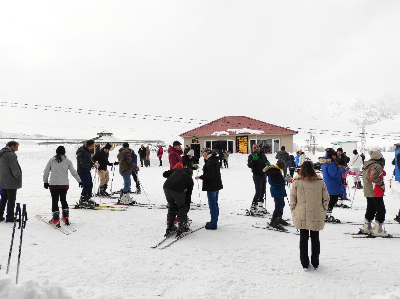 Türkiye’de kar kalınlığı en yüksek çıkan Ovacık Kayak Merkezi, kayakseverleri ağırlıyor