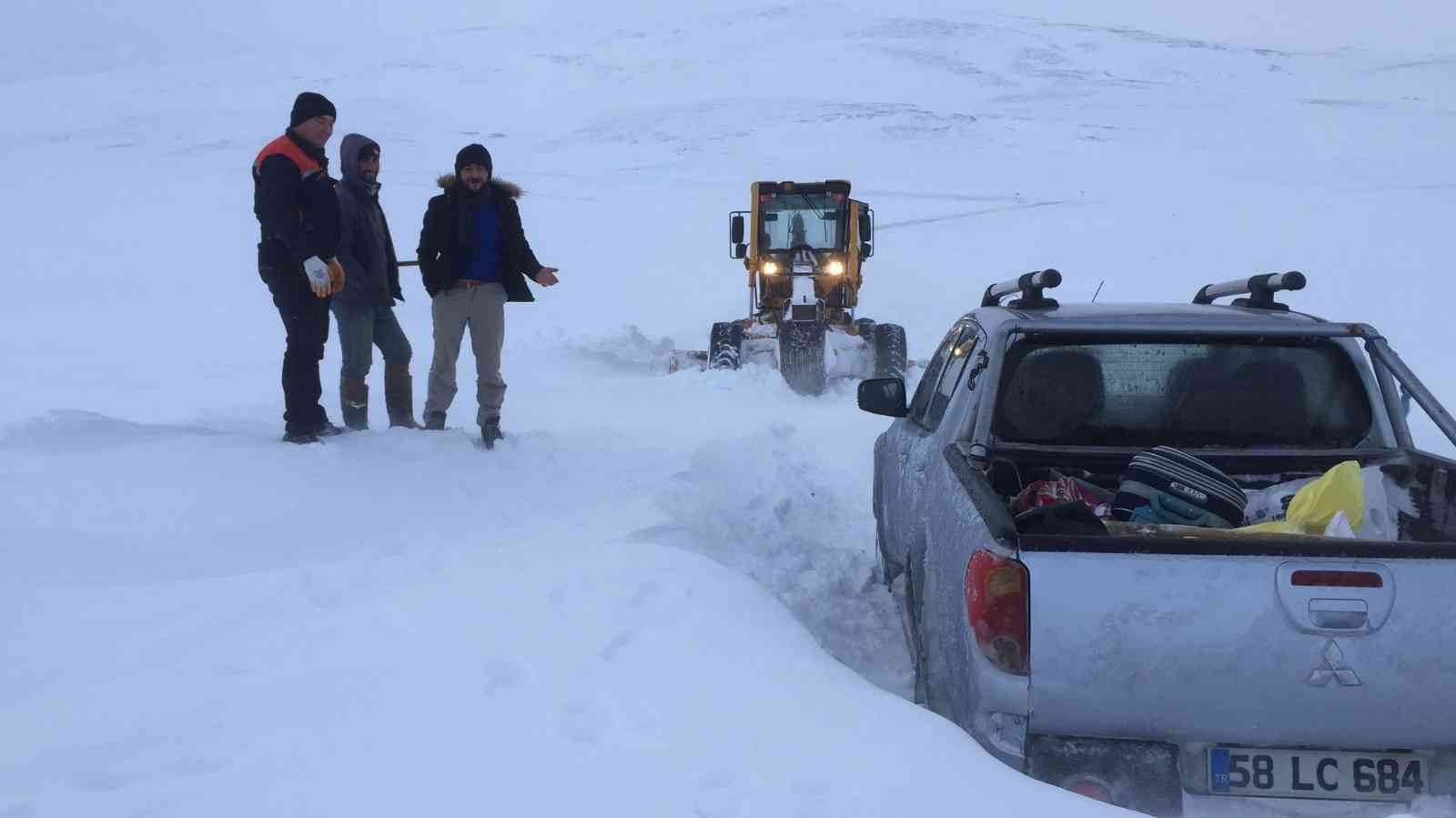 Karda mahsur kalan 10 kişiyi ekipler kurtardı #sivas