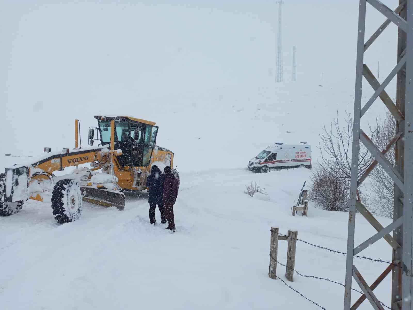 Kar nedeniyle köy yolu kapandı, ekipler yaşlı hasta için harekete geçti #sivas