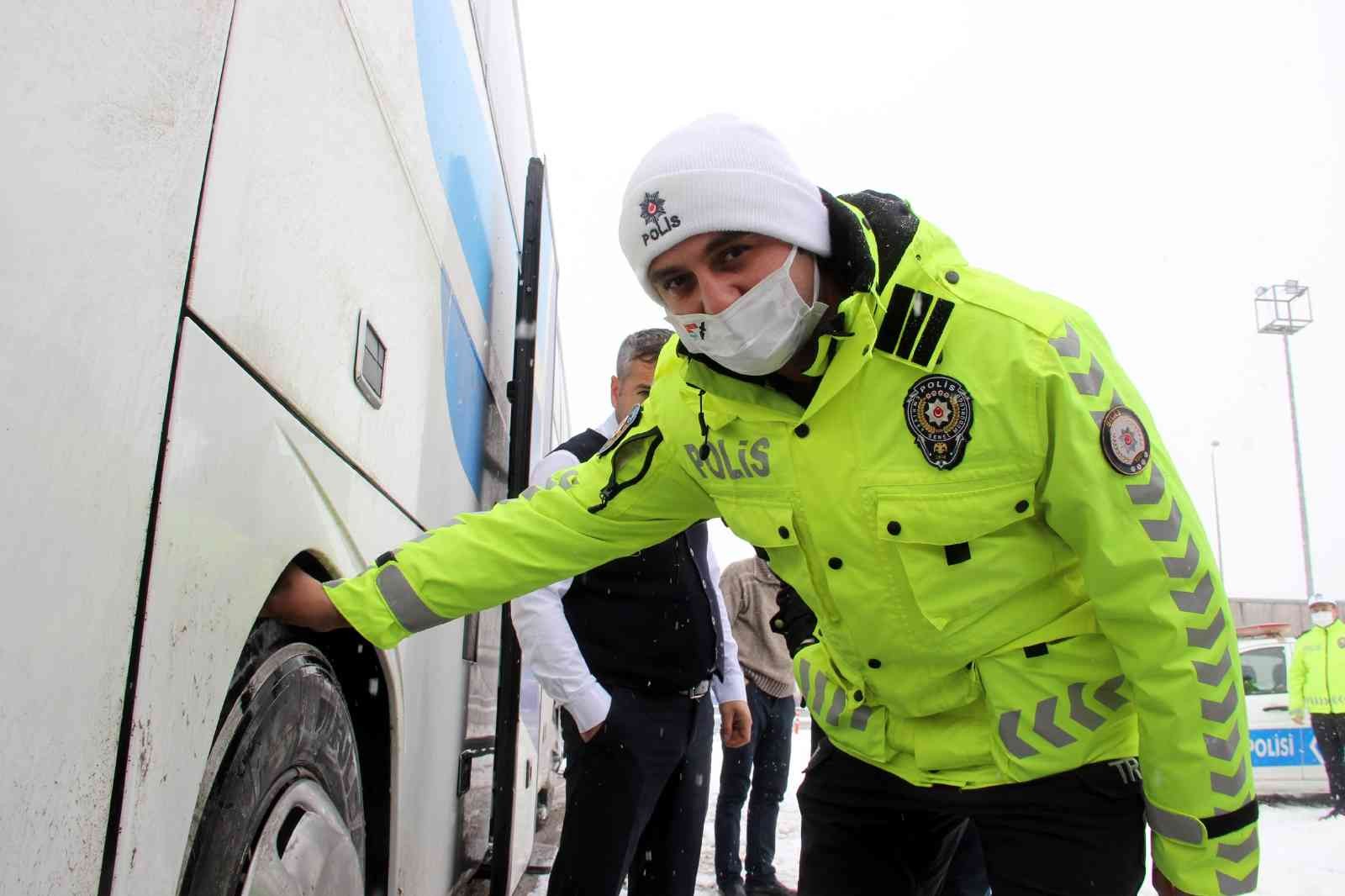 Emniyet ekipleri şehirlerarası otobüsleri denetledi #sivas