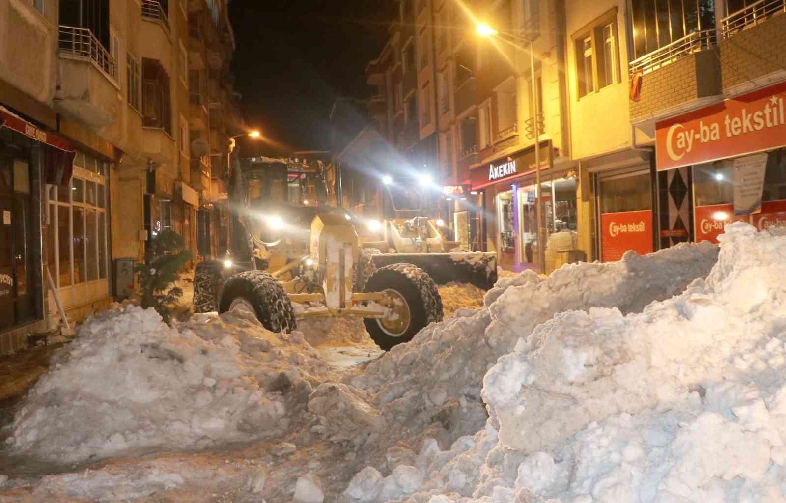 Son 50 yılın en yoğun karının yağdığı Havza’da gece-gündüz mücadele