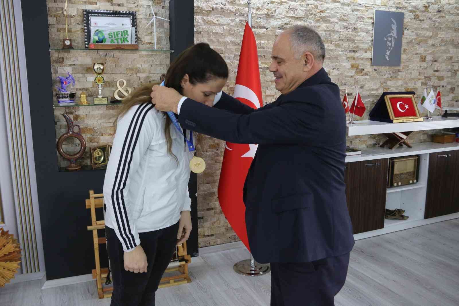 Kick Boks Türkiye Şampiyonu’ndan Başkan Öztürk’e ziyaret