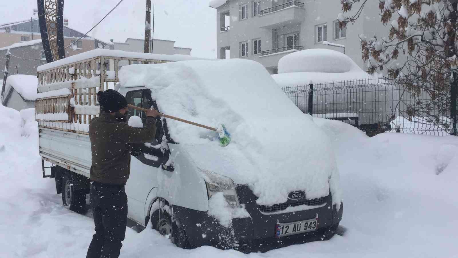 Karlıova’da vatandaşın kar sitemi: Sabah kalkıyoruz kar, ertesi gün yine kar