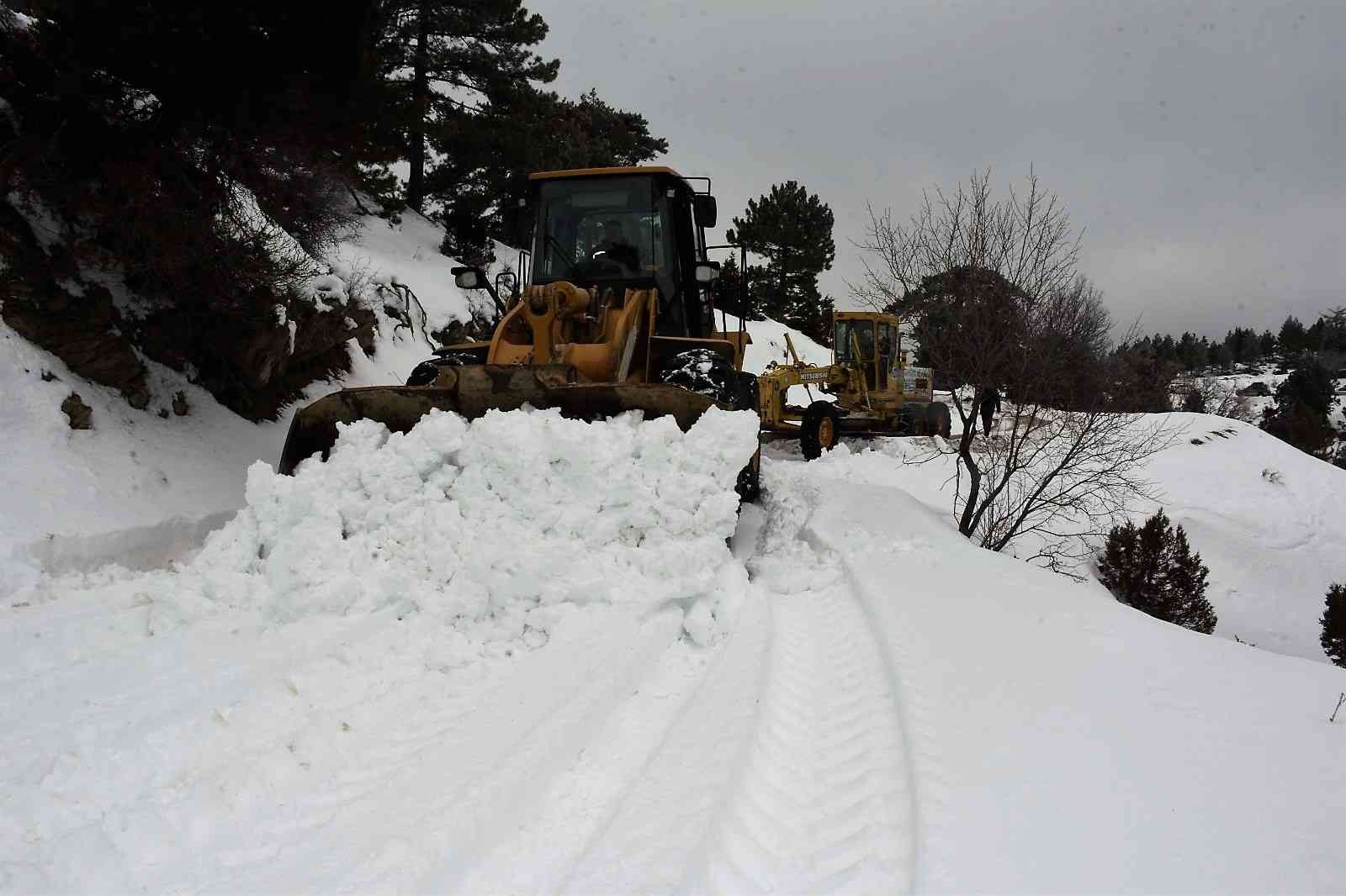 Antalya’nın yüksek kesimlerinde karla mücadele çalışması devam ediyor