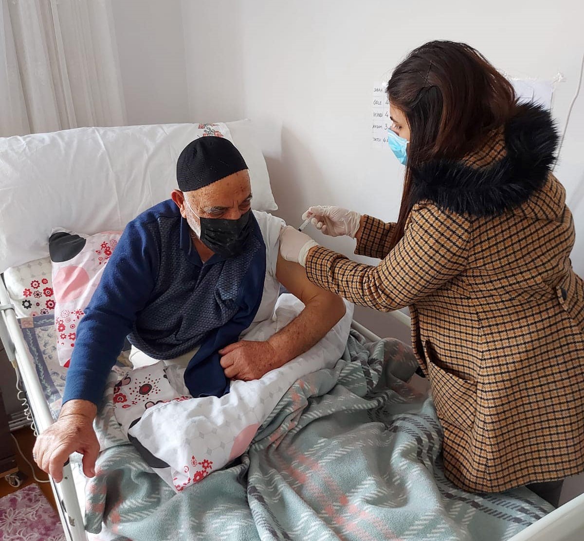 Sağlık ekipleri aşılama çalışmalarını sürdürüyor #erzincan