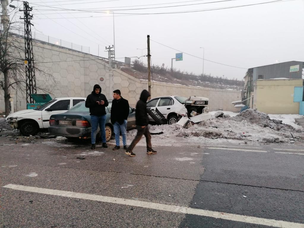 Gaziantep’te zincirleme trafik kazası anı kamerada #gaziantep