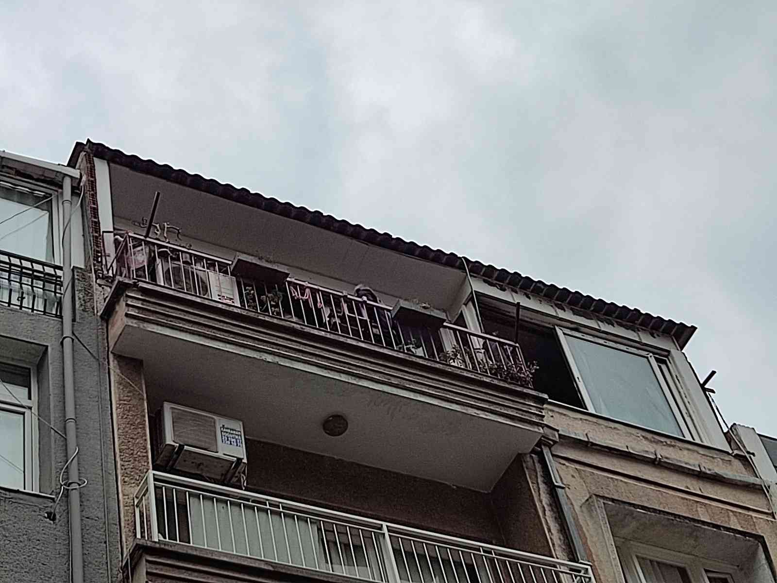İzmir’de 4 katlı binada yangın paniği #izmir
