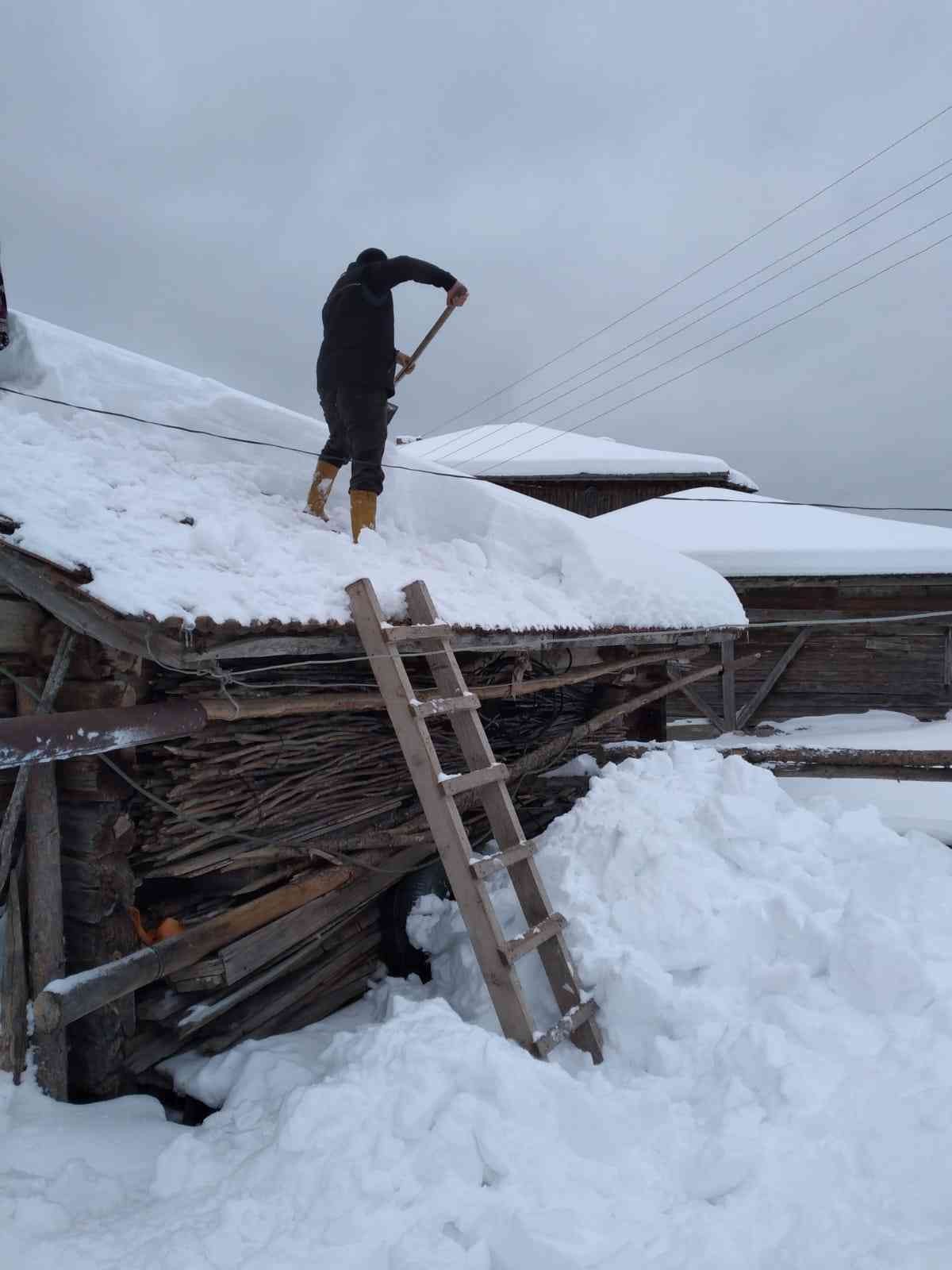 Vatandaşların çatılarındaki karla mücadelesi #kastamonu
