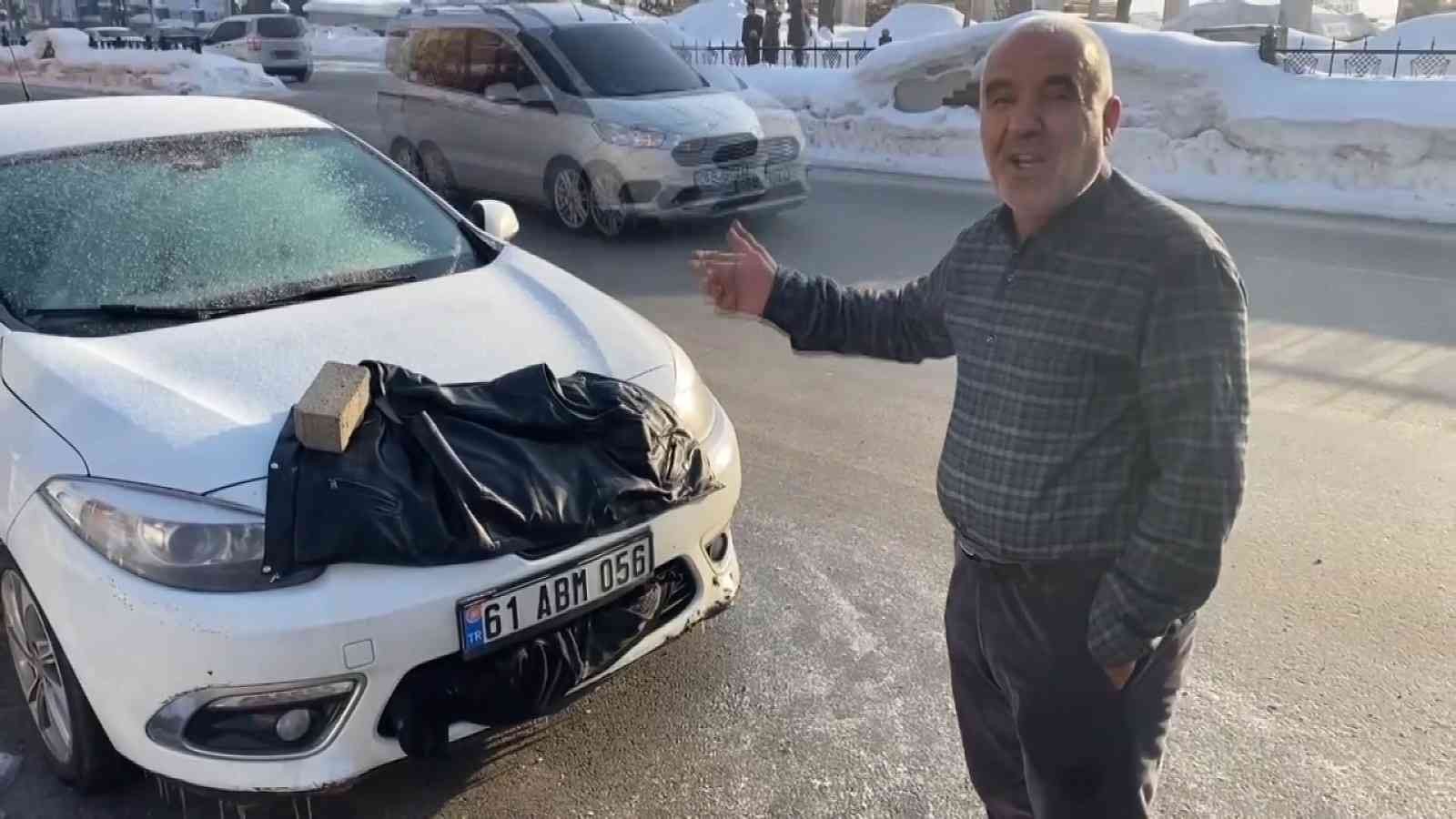 Muş’ta soğuk havaya hazırlıksız yakalanan vatandaşın aracını ısıtma yöntemi gülümsetti #mus