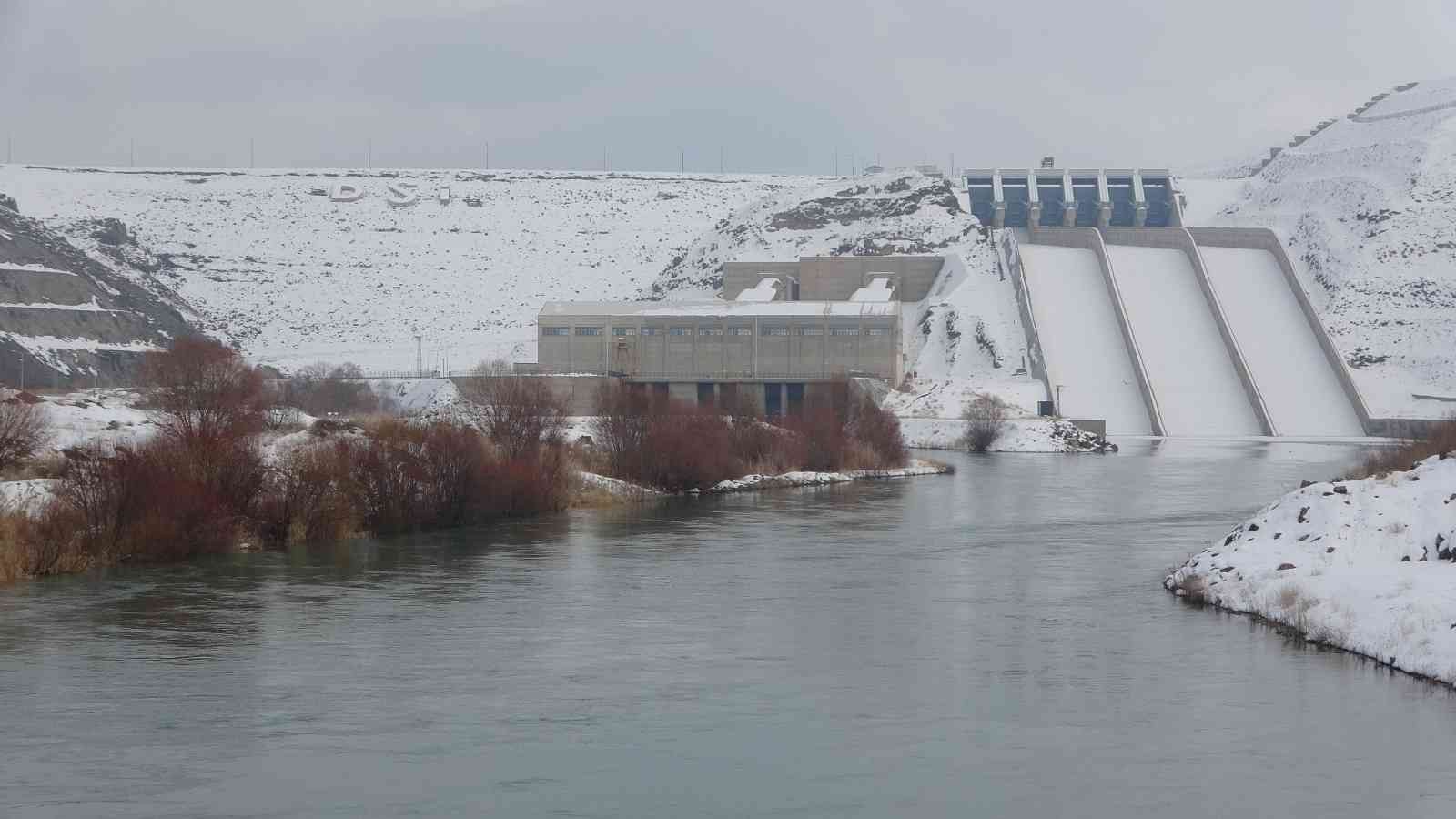 Muş’ta etkili olan kar yağışı barajlara umut oldu #mus