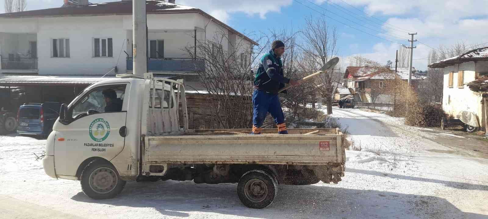 Pazarlar’da karla mücadelede 100 ton tuz kullanıldı #kutahya