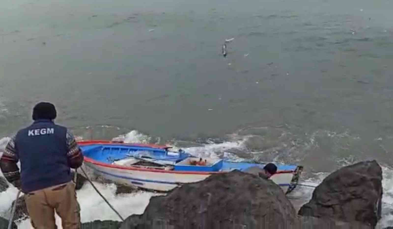 Rize’de kayığı alabora olan amatör balıkçı son anda kurtuldu