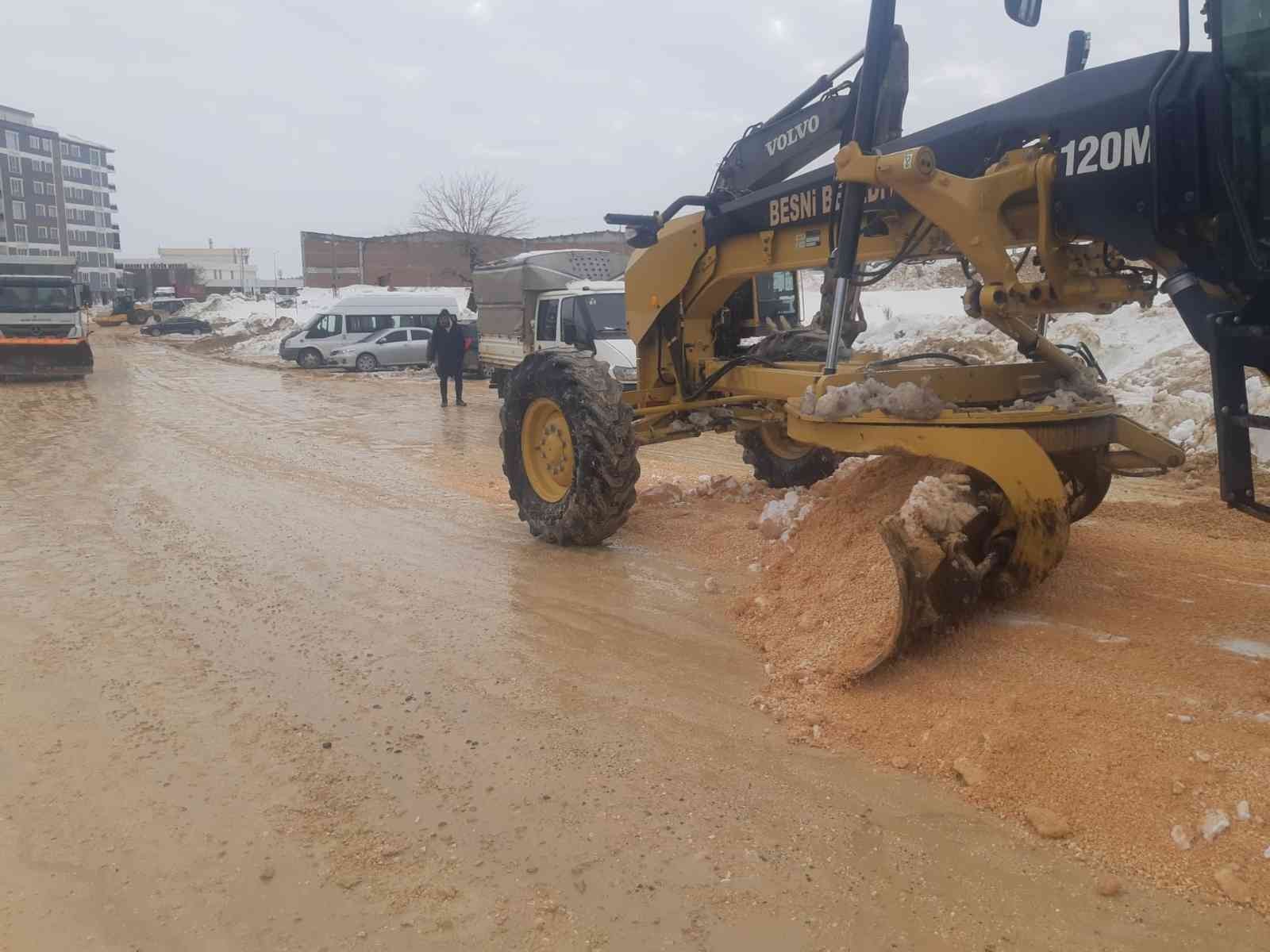 Besni Belediyesi bozulan yolları onarıyor