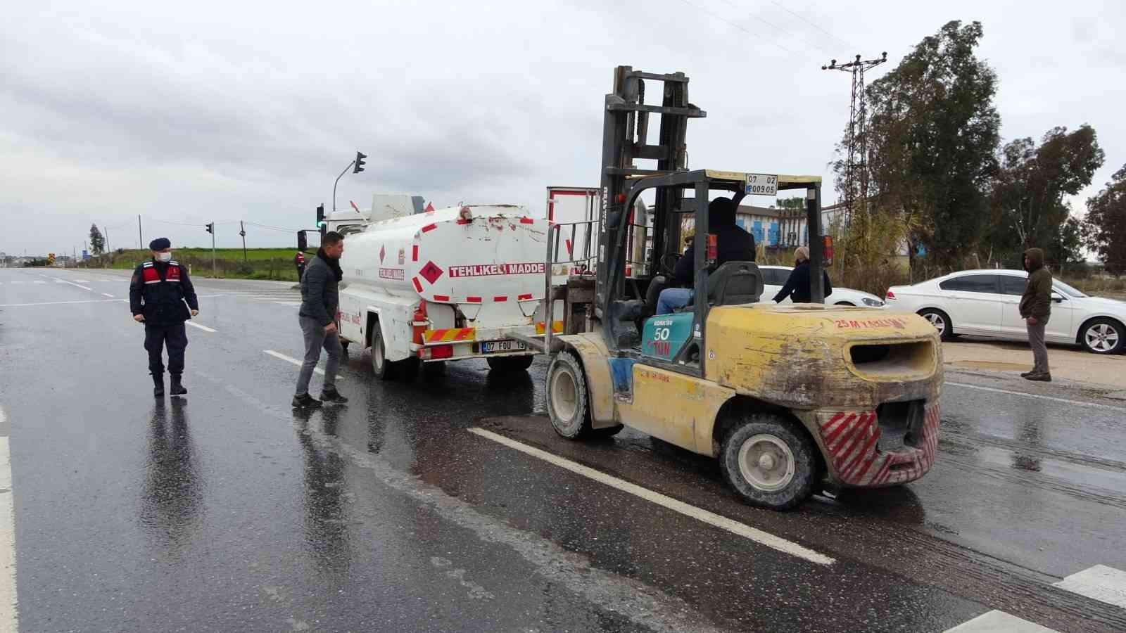 Kamyona, yakıt tankeri çarptı şans eseri yaralanan olmadı #antalya