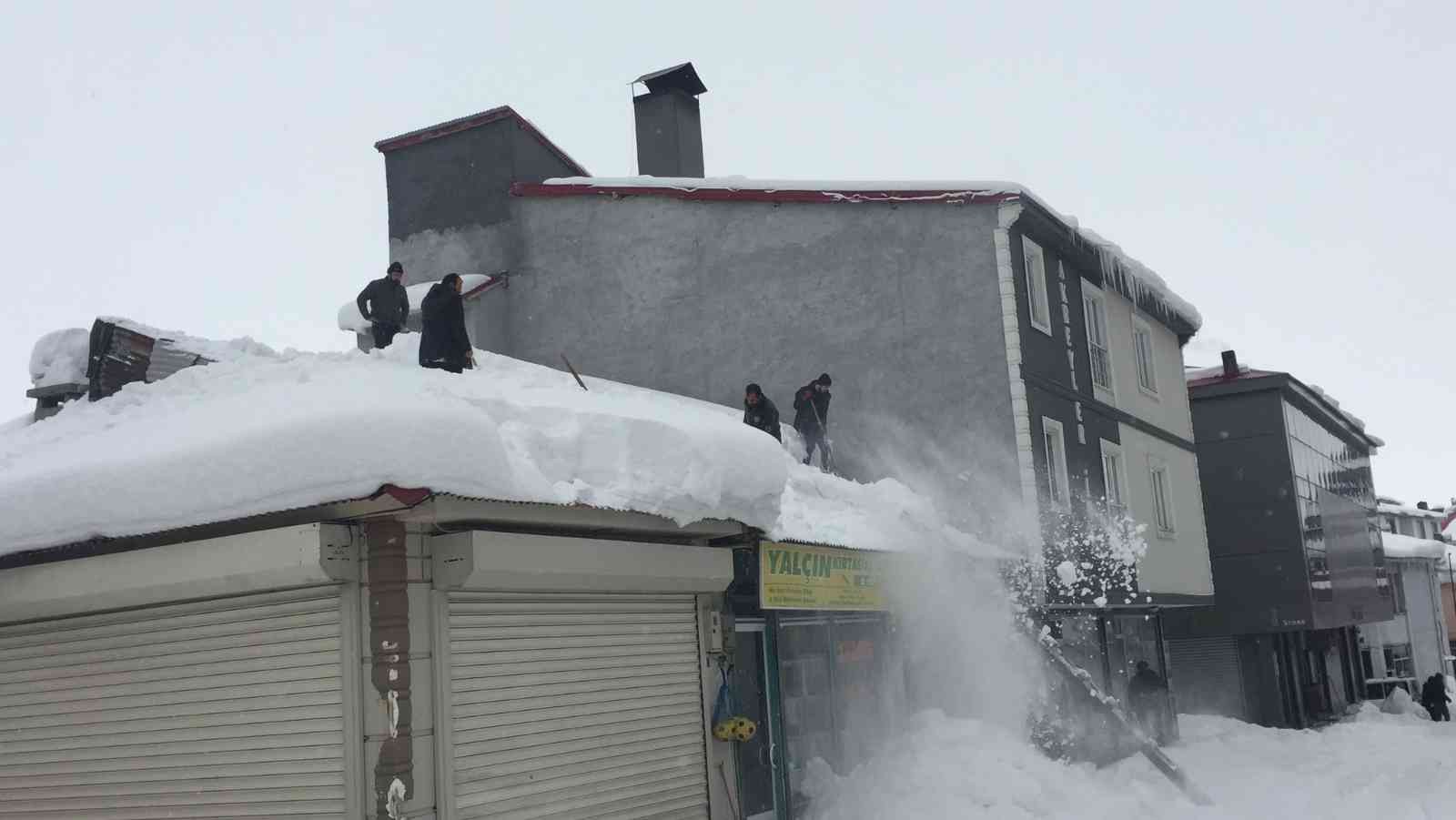 Karlıova’da esnaf, çatılarda biriken karları temizledi #bingol