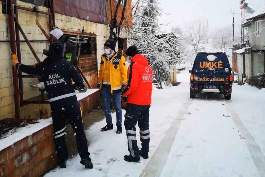 Kar sebebiyle ulaşıma kapanan köydeki diyaliz hastasının yardımına UMKE yetişti #burdur