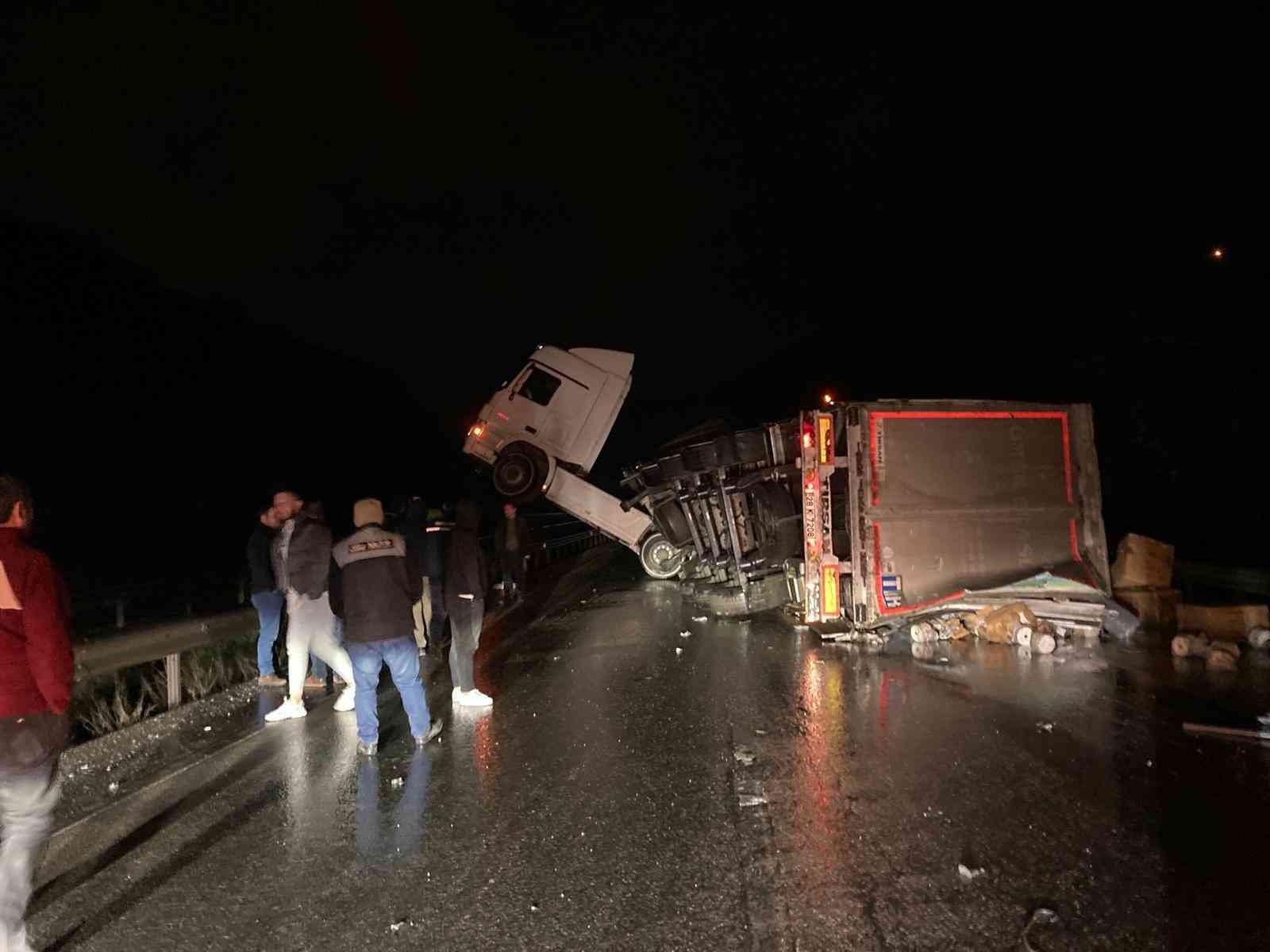 Bursa’da tır kazası nedeniyle Yalova-Bursa yolu ulaşıma kapandı