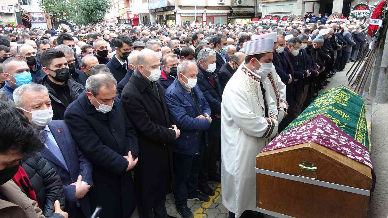 Bakan Soylu, Ankara Emniyet Müdürü Servet Yılmaz’ın annesi Ayşe Yılmaz’ın cenaze namazına katıldı
