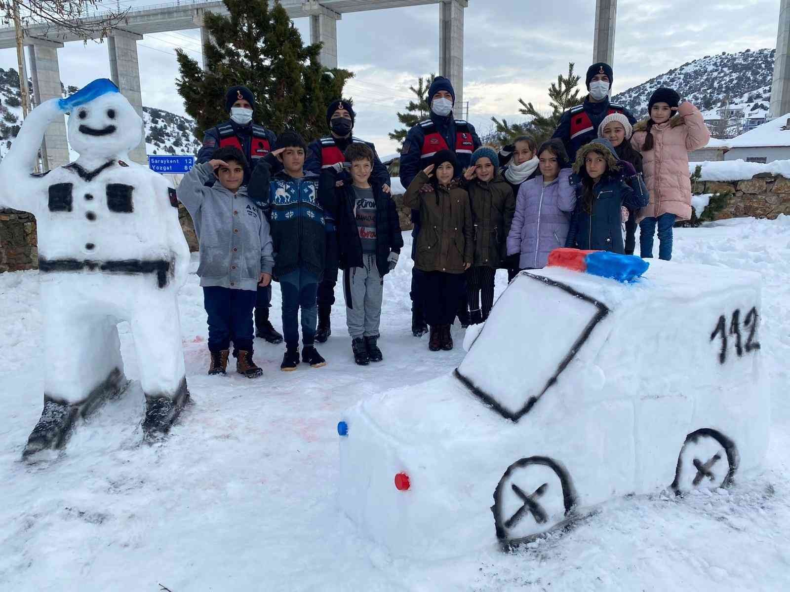 Jandarma, çocuklarla kardan asker yapıp kartopu oynadı