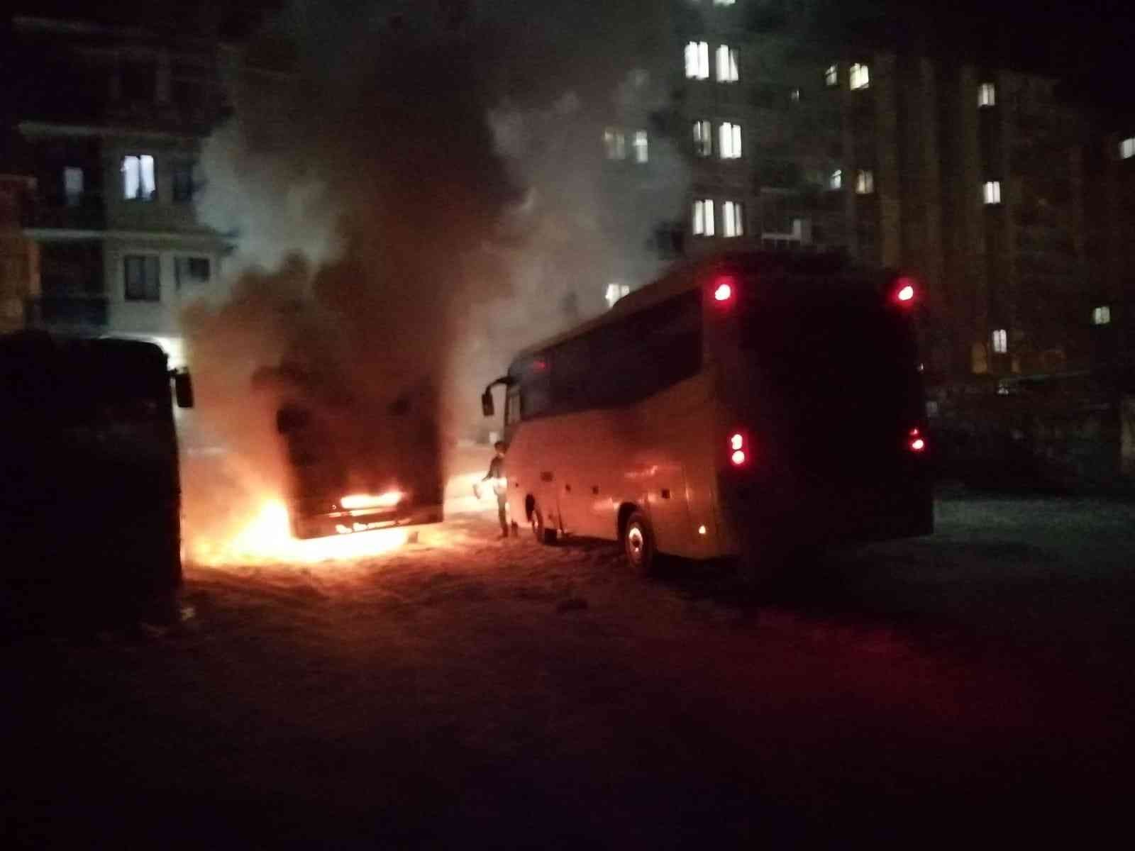 Park halindeki midibüs alev alev yandı #konya