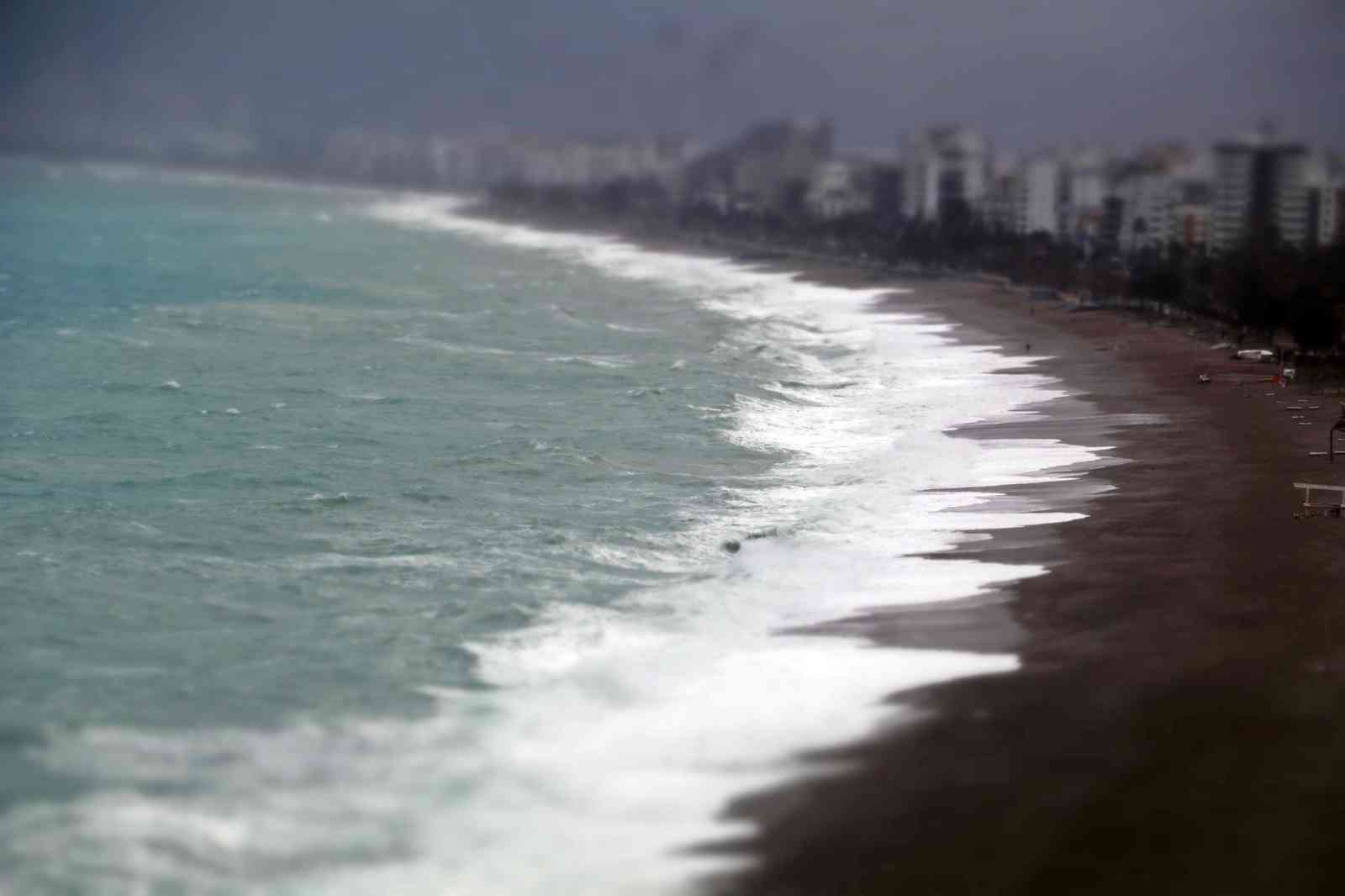 Boyu 4 metreye kadar ulaşan dalgalar falezleri dövdü, Konyaaltı Sahilini beyaza bürüdü #antalya