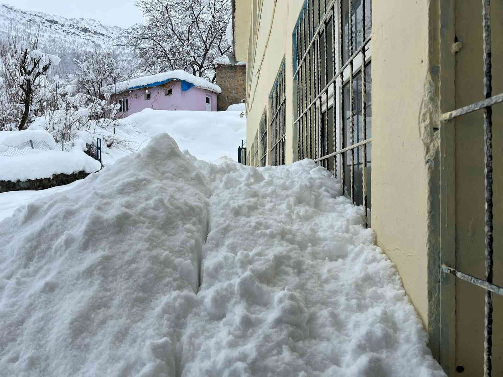 Okulun birinci katı metrelerce karın altında kaldı, kar yığını pencereleri kapattı