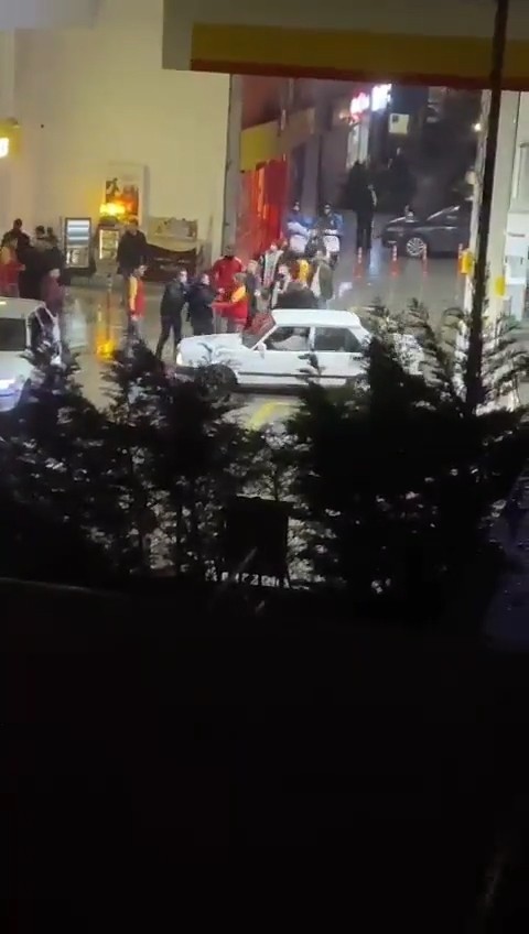 Çekmeköy’de benzin istasyonu çalışanlarıyla sürücüler arasında kavga