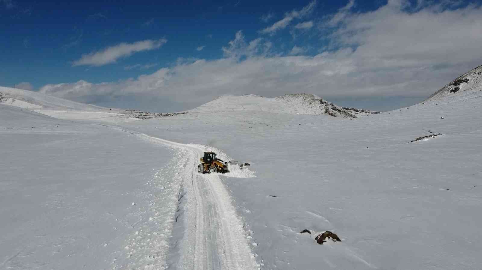 Iğdır’da kardan kapanan köy yolları yeniden açılıyor