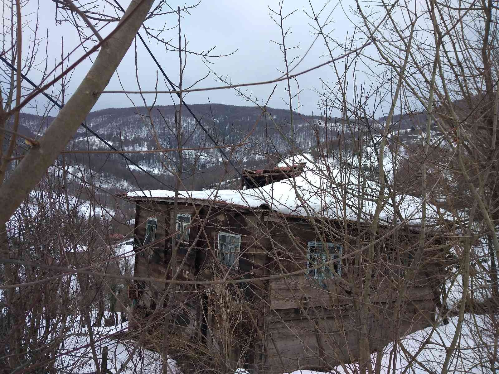Karın ağırlığına dayanamayan 4 köy evinin çatısı çöktü